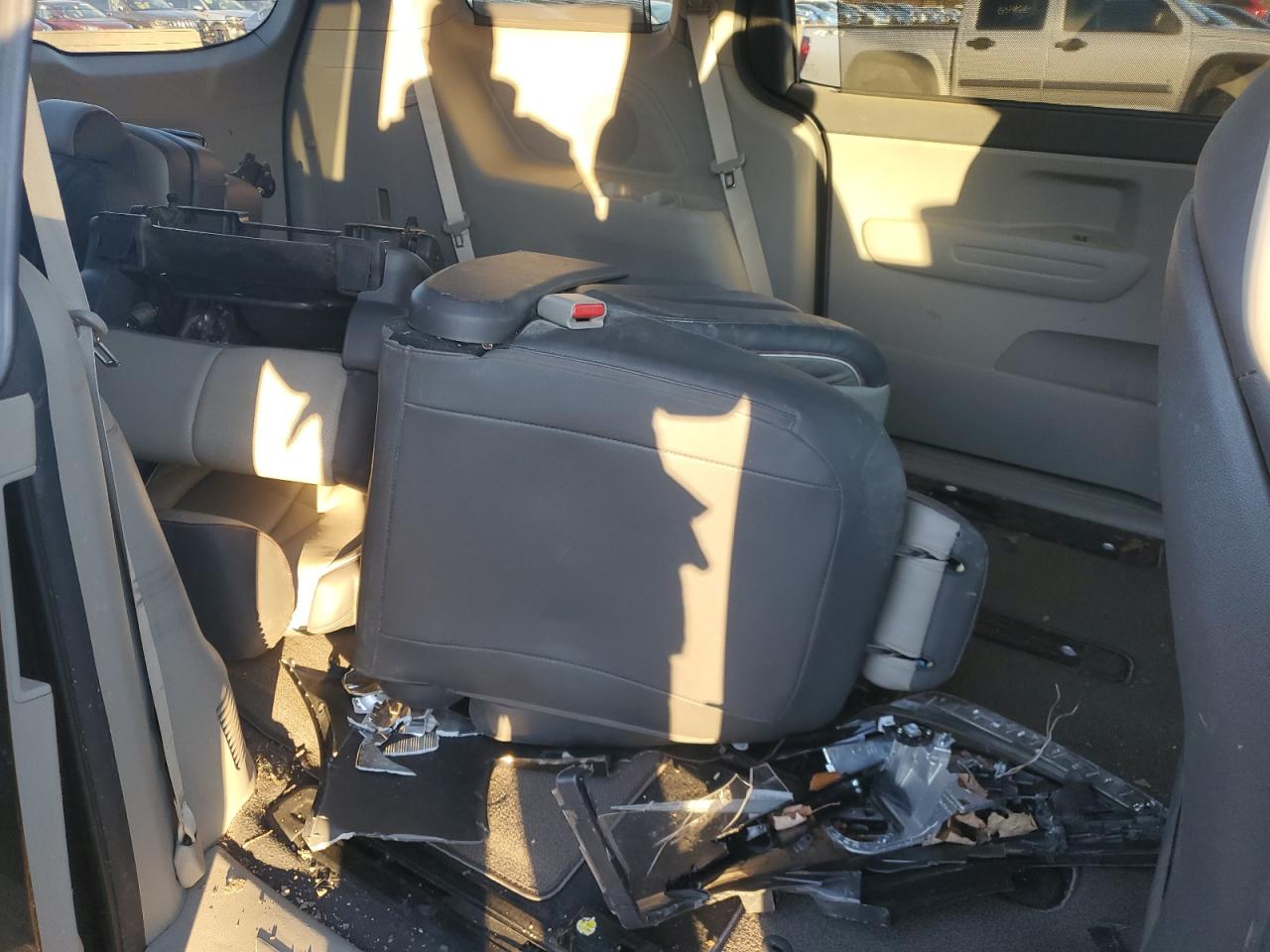 2017 Kia Sedona - Image 11
