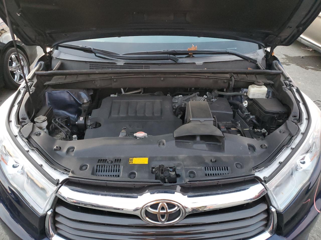 2016 Toyota Highlander - Image 11