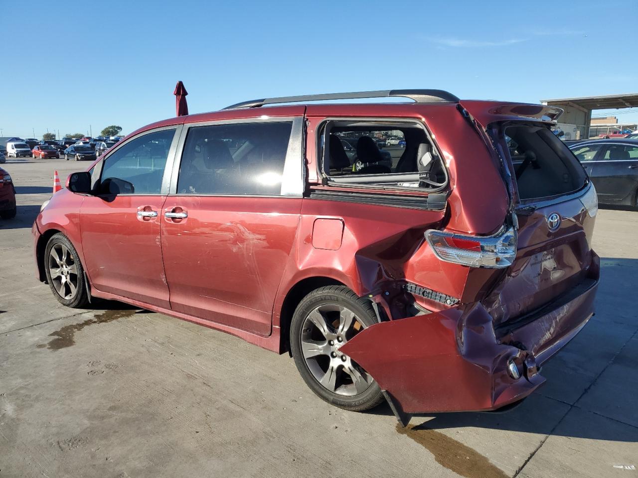 2015 Toyota Sienna - Image 2