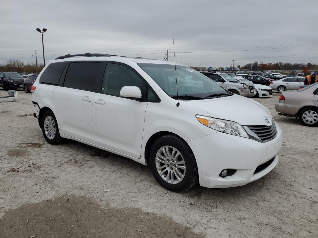2012 Toyota Sienna - Image 4