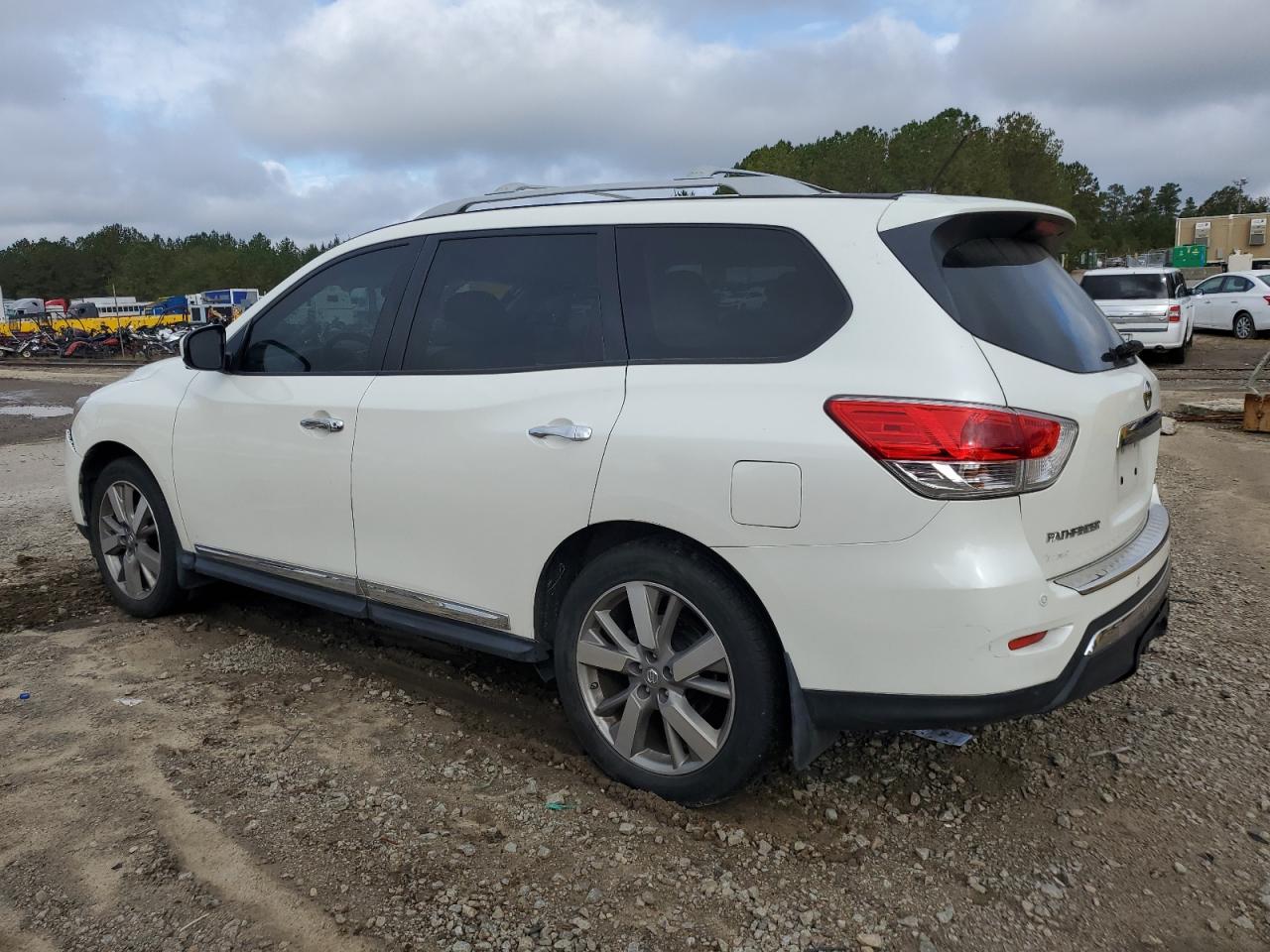 2016 Nissan Pathfinder - Image 2