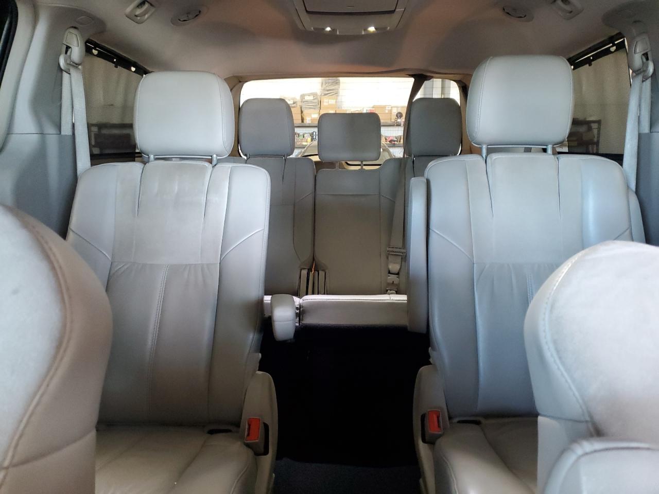 2016 Chrysler Town & Country - Image 10