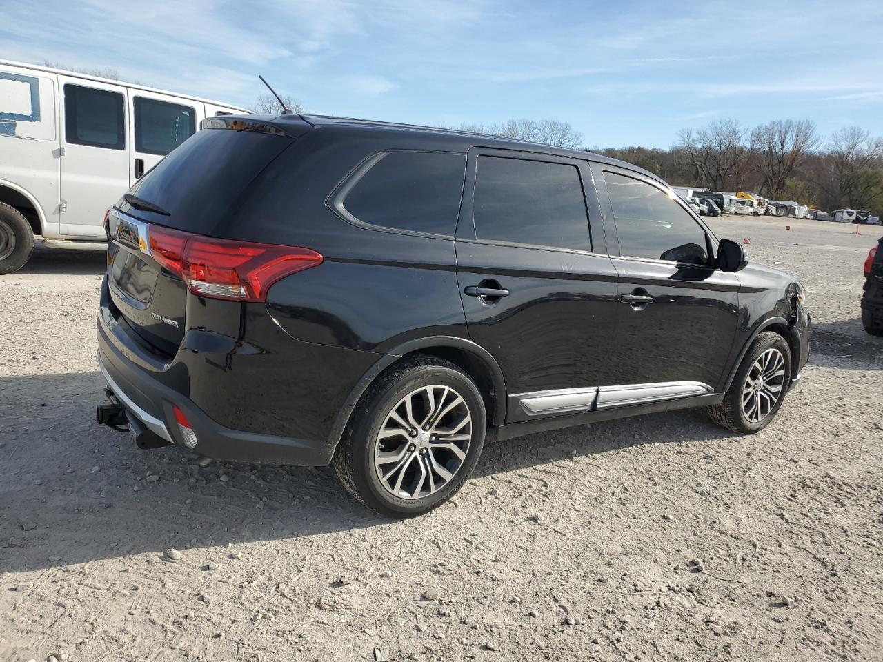2016 Mitsubishi Outlander - Image 3