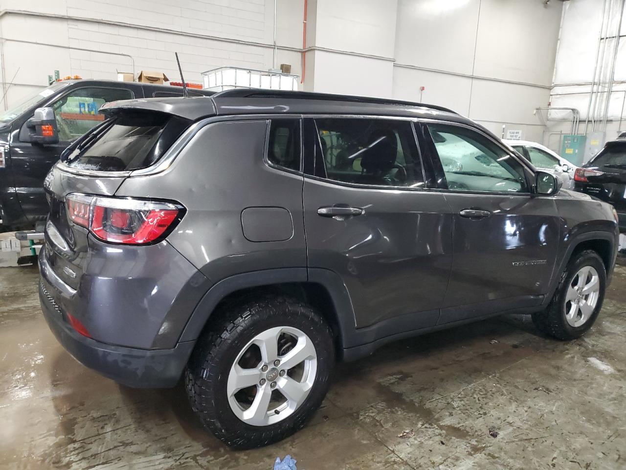 VIN 3C4NJDBB5JT457528 2018 JEEP COMPASS no.3