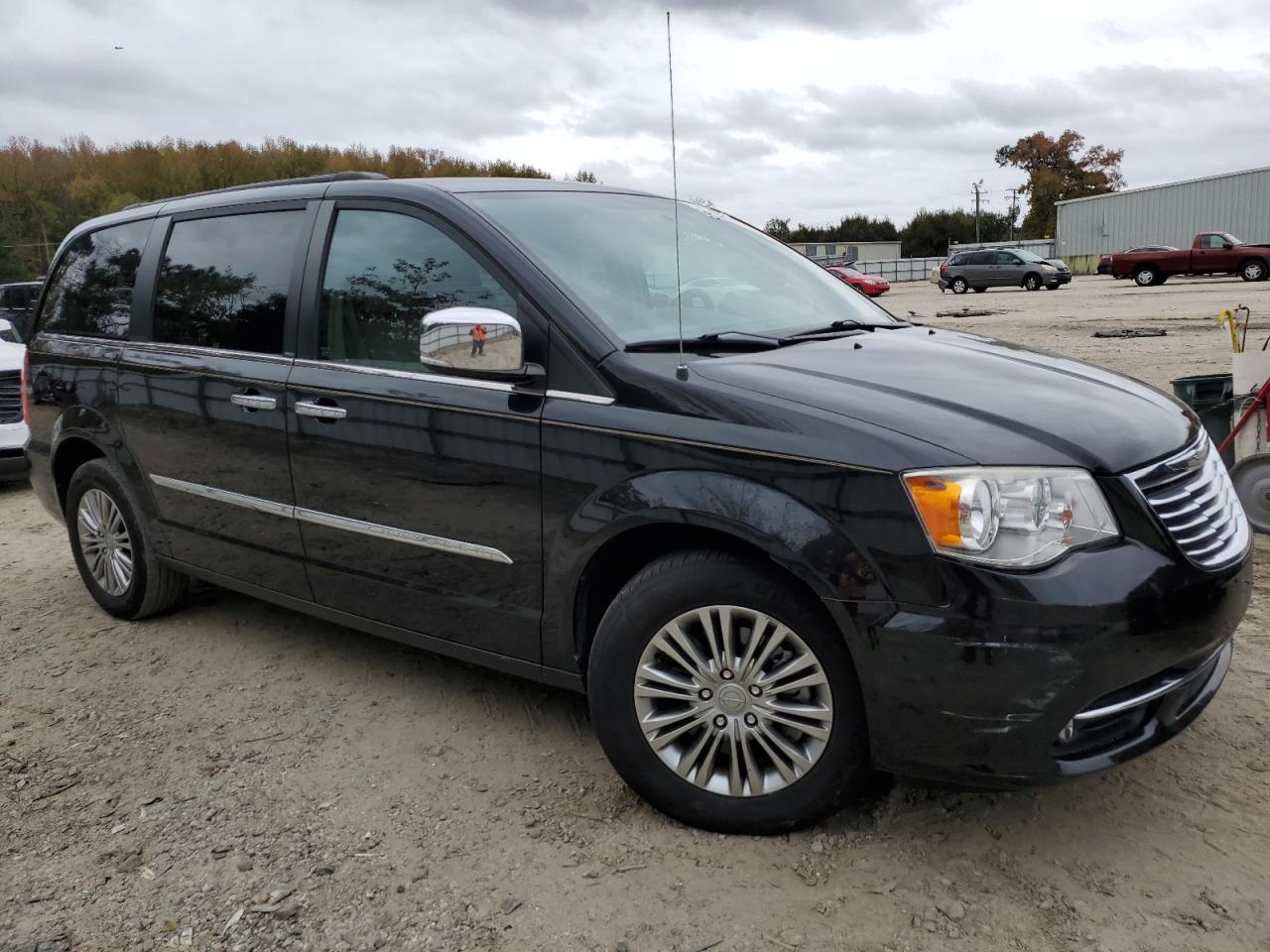 2013 Chrysler Town & Country - Image 4