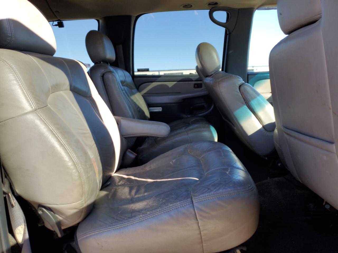 2001 Chevrolet Suburban - Image 11