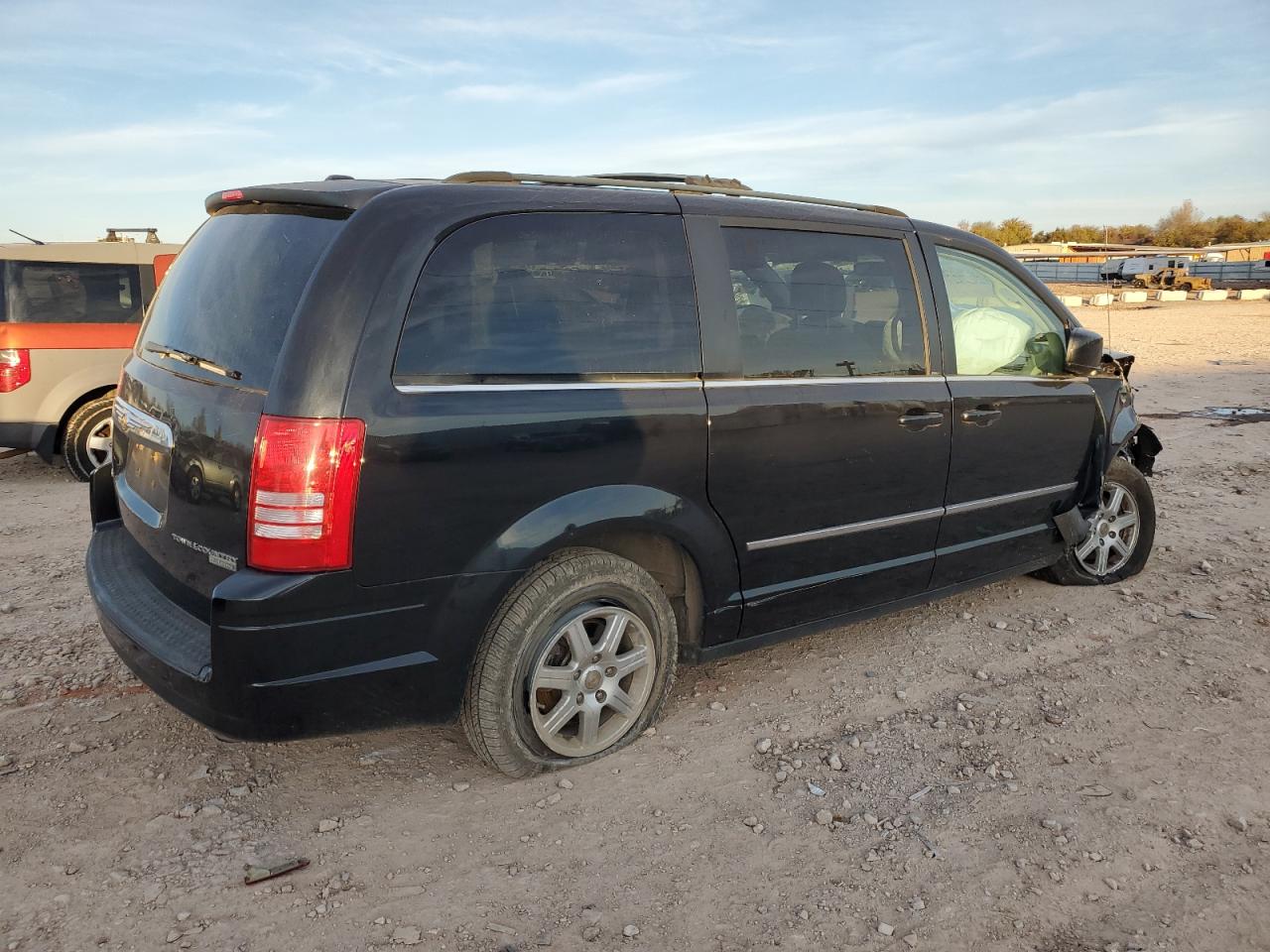 2010 Chrysler Town & Country - Image 3