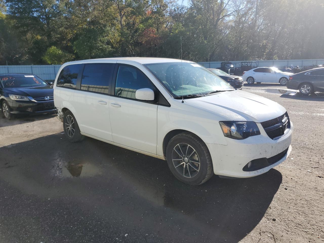 VIN 2C4RDGCGXJR135622 2018 DODGE CARAVAN no.4