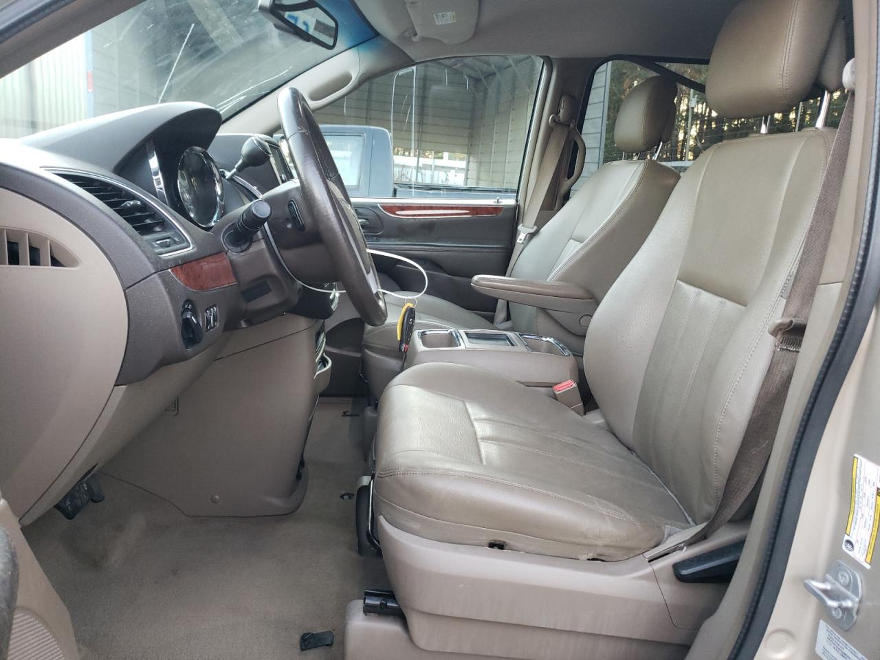 2016 Chrysler Town & Country - Image 7