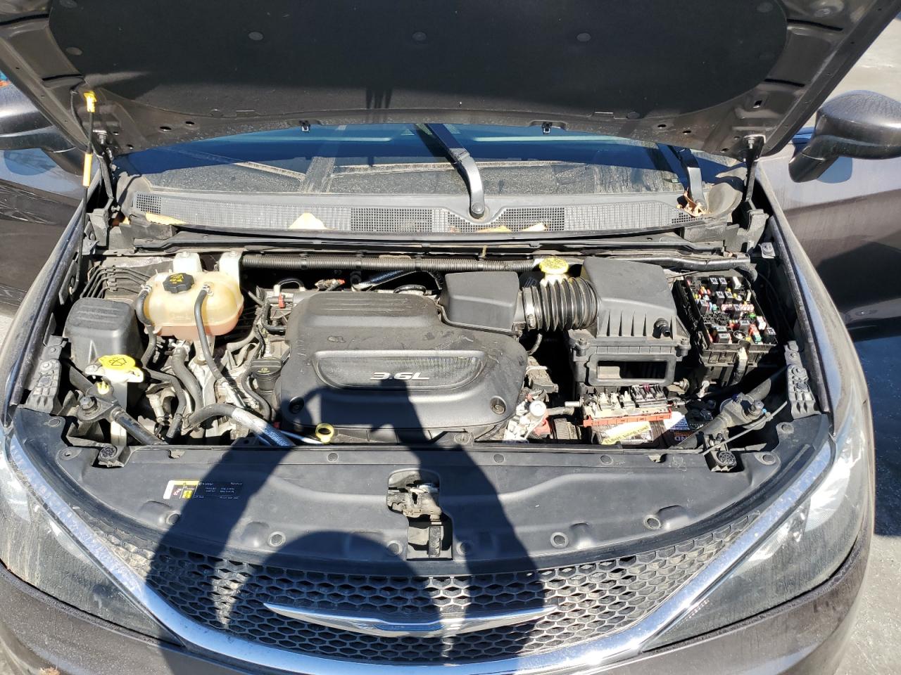 2018 Chrysler Pacifica - Image 12