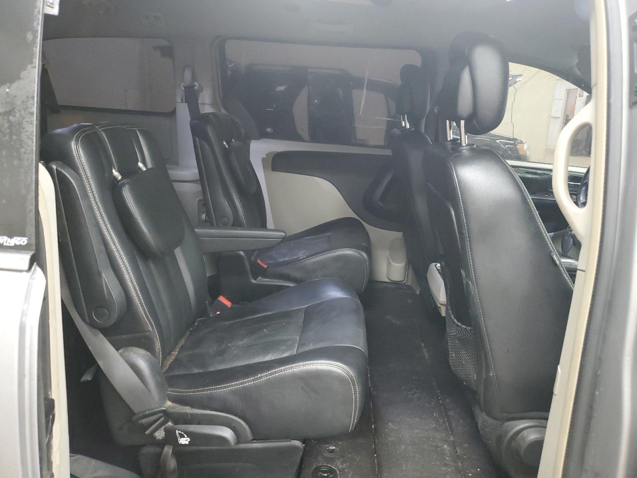 2014 Chrysler Town & Country - Image 11