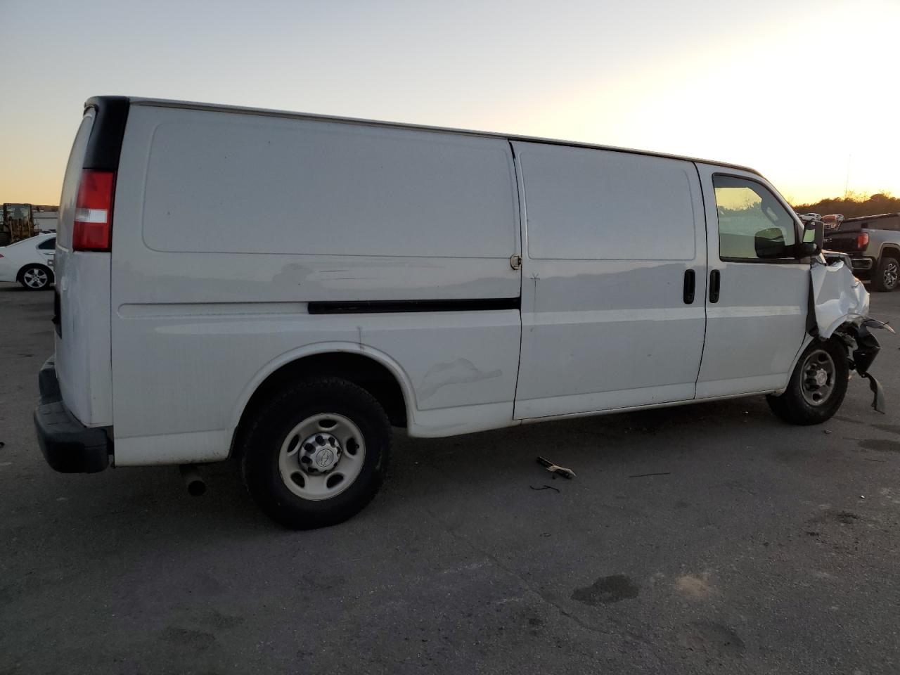 VIN 1GCZGHFG7K1361342 2019 CHEVROLET EXPRESS no.3