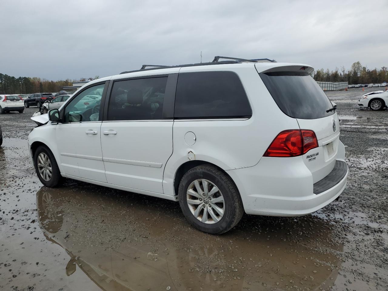 2014 Volkswagen Routan - Image 2