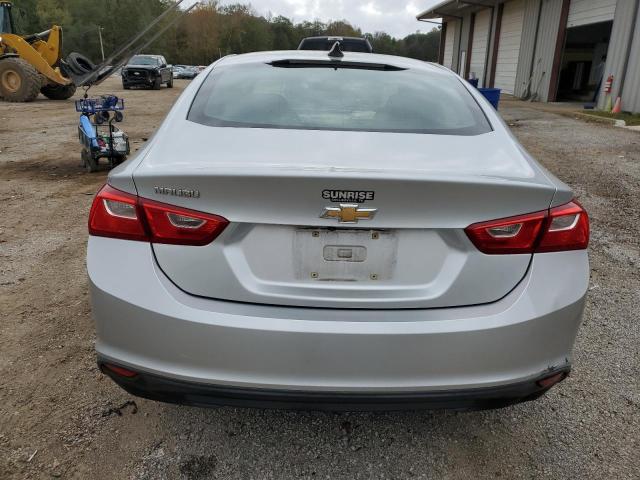 Sedans CHEVROLET MALIBU 2017 Srebrny