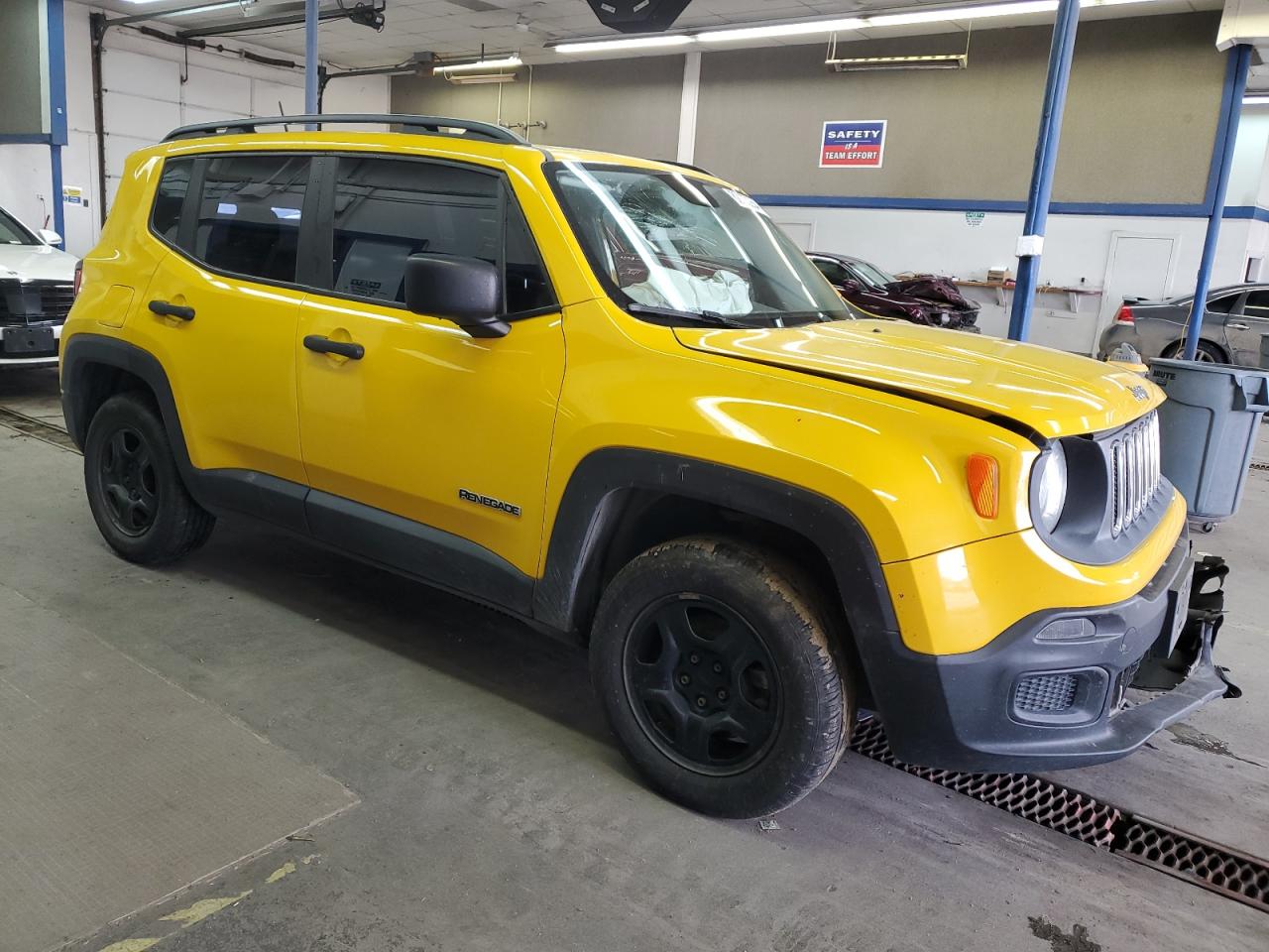 VIN ZACCJBAT8FPC38048 2015 JEEP RENEGADE no.4