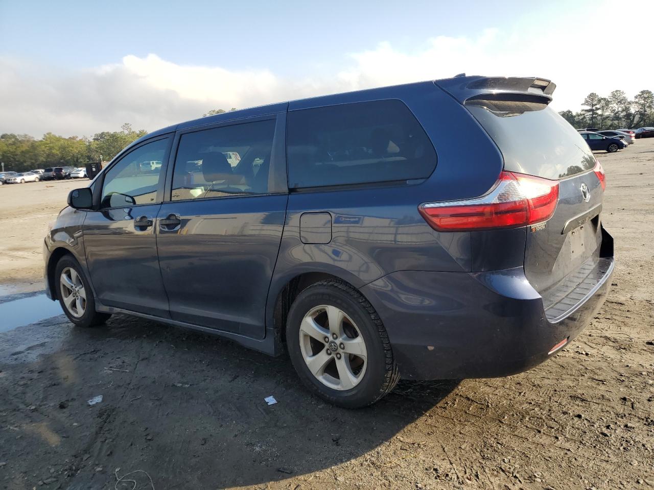 2019 Toyota Sienna - Image 2