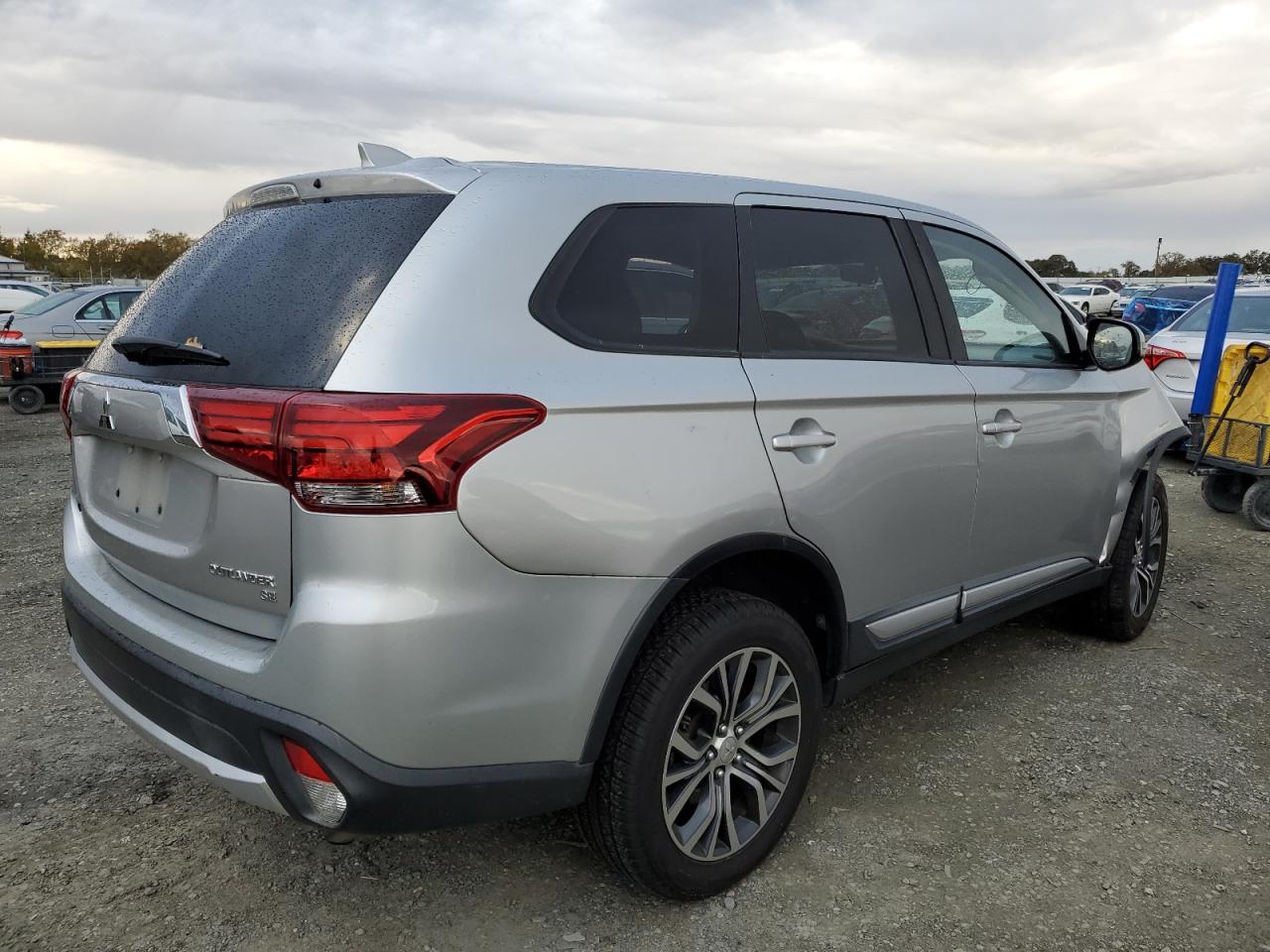 2018 Mitsubishi Outlander - Image 3