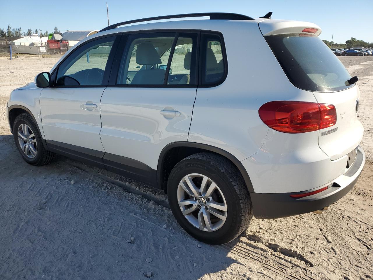 2017 Volkswagen Tiguan - Image 2