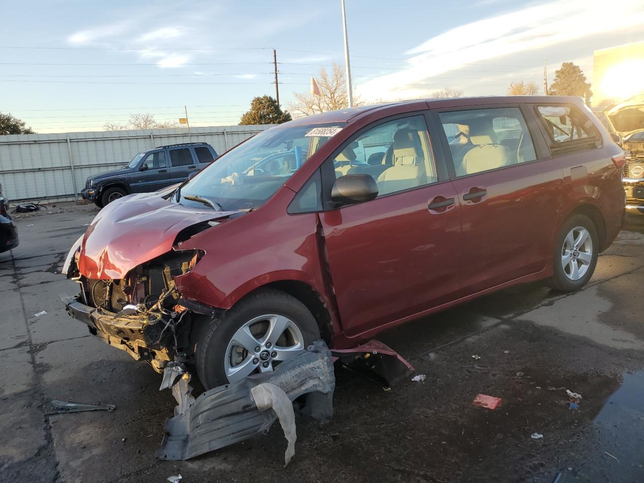 VIN 5TDZZ3DC3JS918505 2018 TOYOTA SIENNA no.1