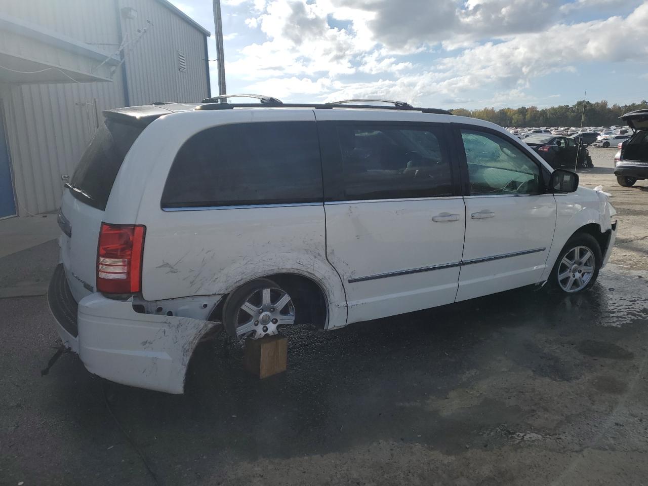 2010 Chrysler Town & Country - Image 3