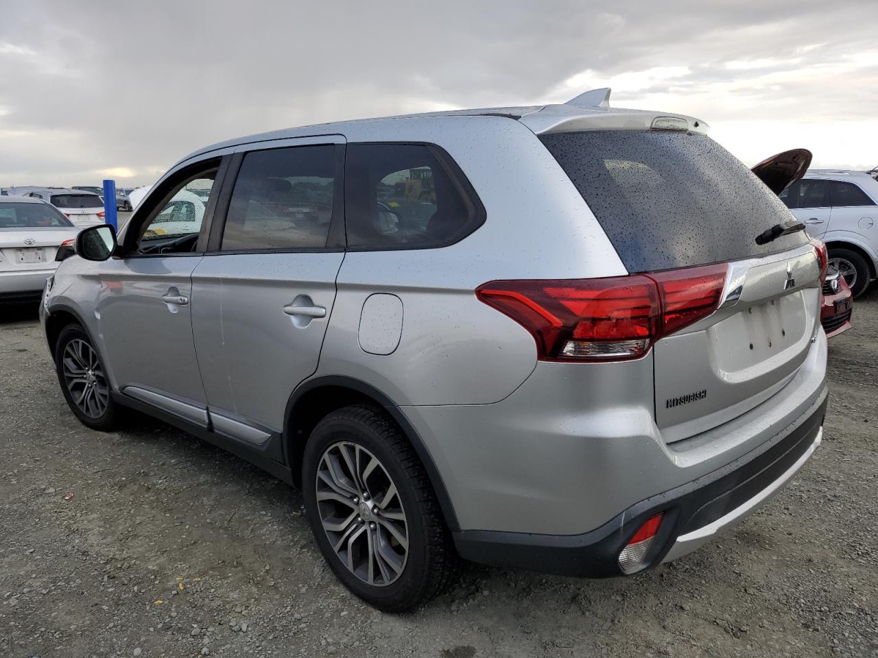 2018 Mitsubishi Outlander - Image 2
