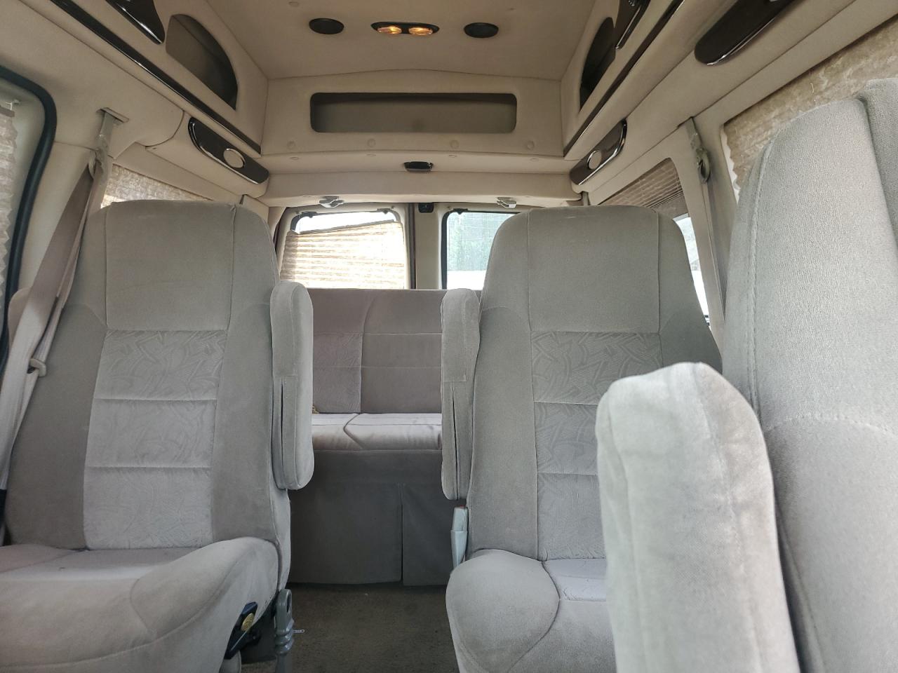 2006 GMC Savana - Image 10