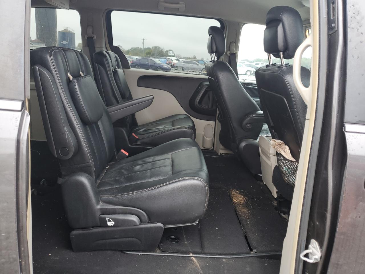 2016 Chrysler Town & Country - Image 11