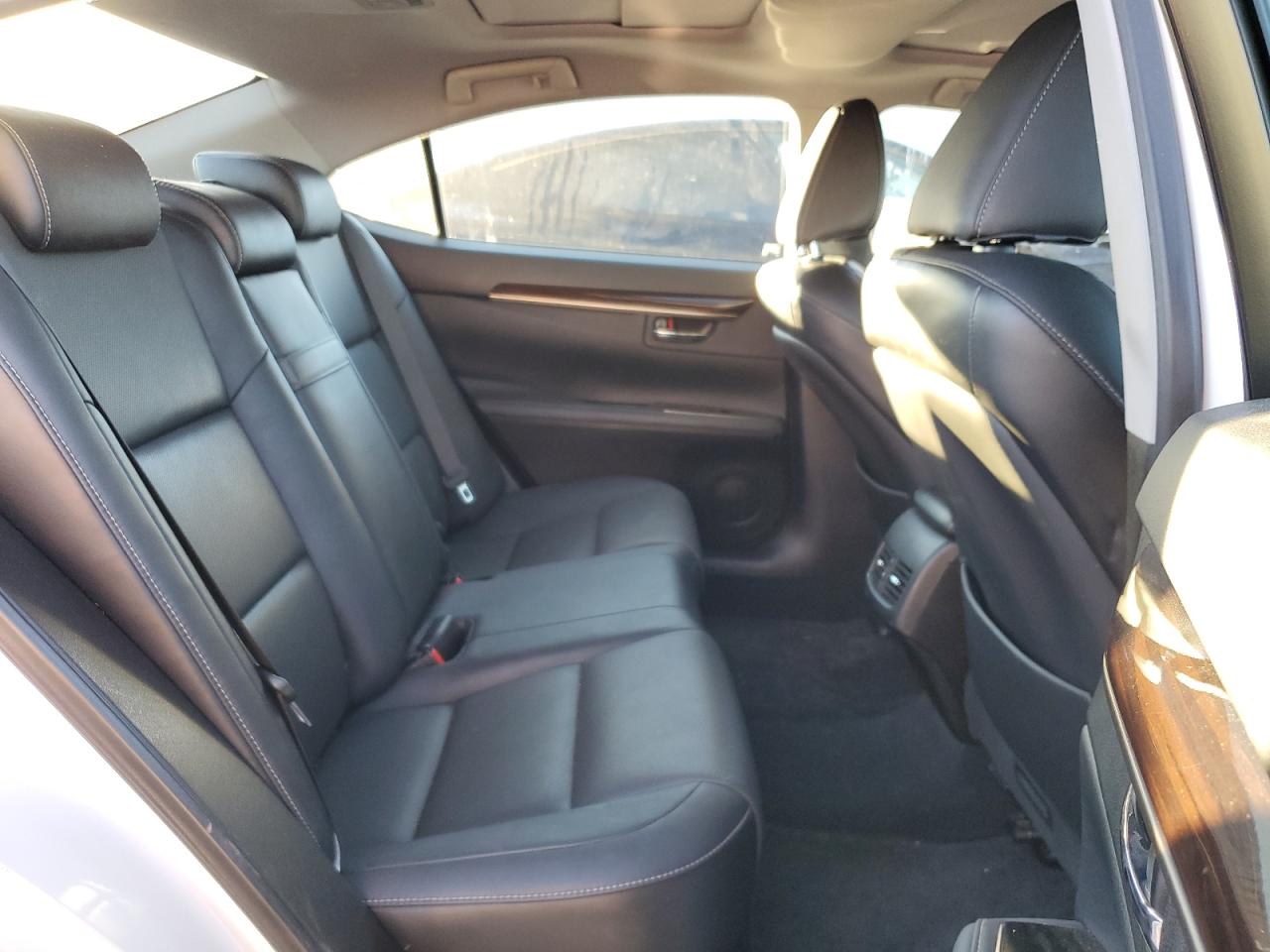 2017 Lexus ES - Image 10