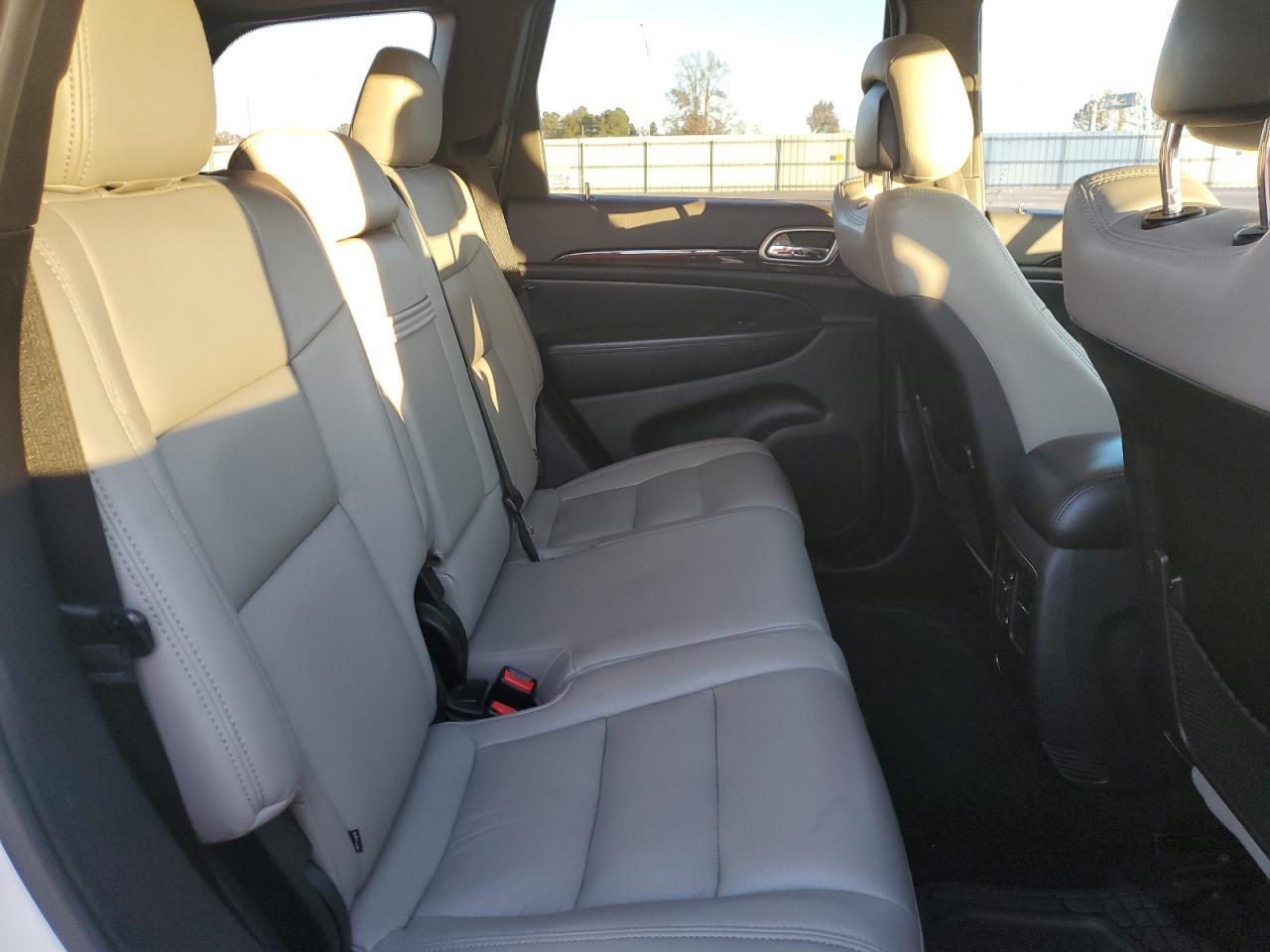 2012 Jeep Grand Cherokee - Image 11
