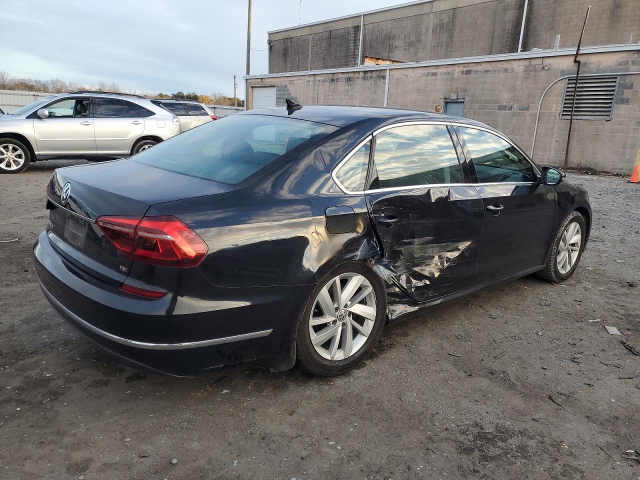 2018 Volkswagen Passat - Image 3