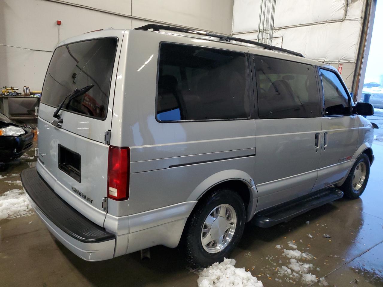 2000 Chevrolet Astro - Image 3