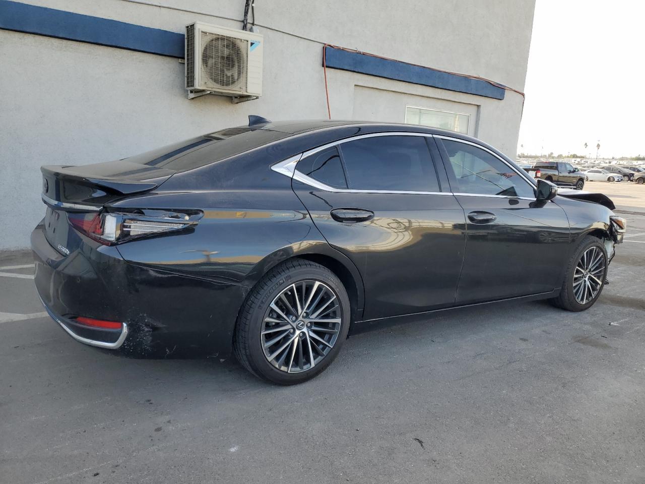 2023 Lexus ES - Image 3