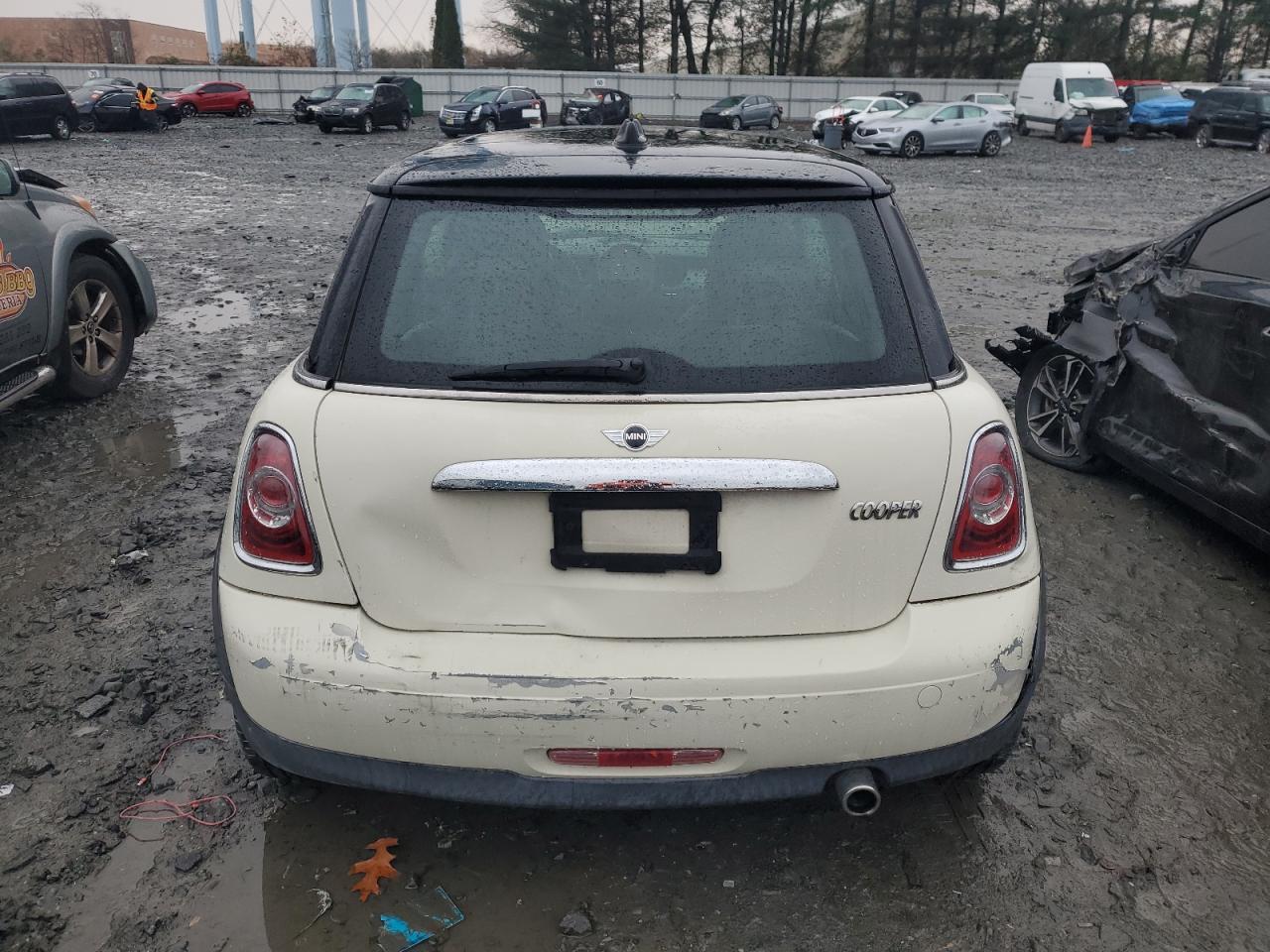 2011 Mini Cooper VIN: WMWSU3C51BT093843 Lot: 81228854