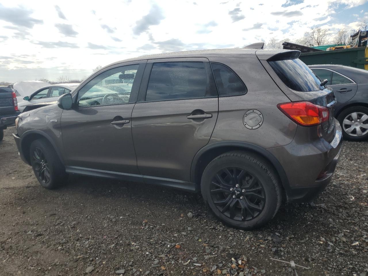 2018 Mitsubishi Outlander - Image 2