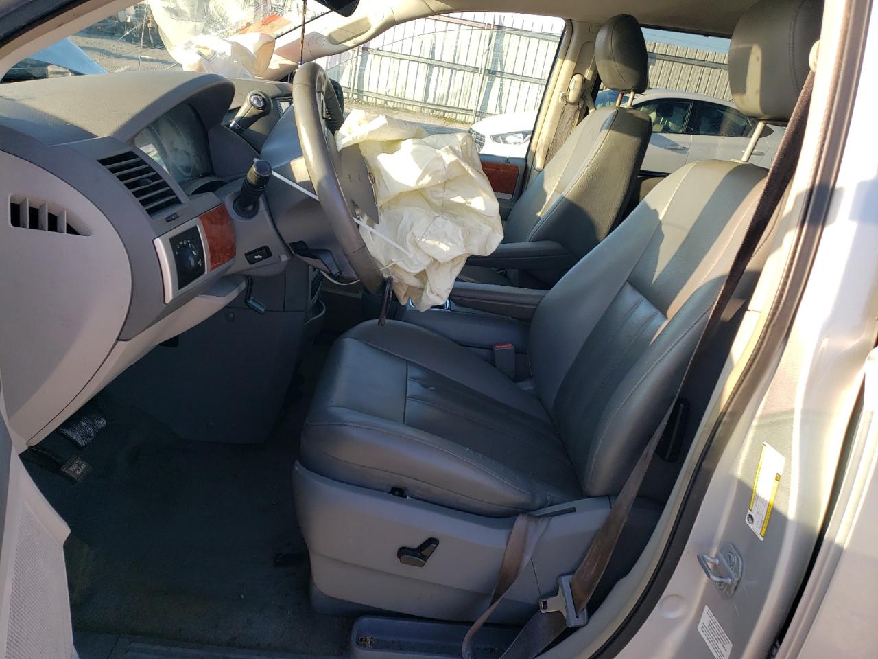 2009 Chrysler Town & Country - Image 7