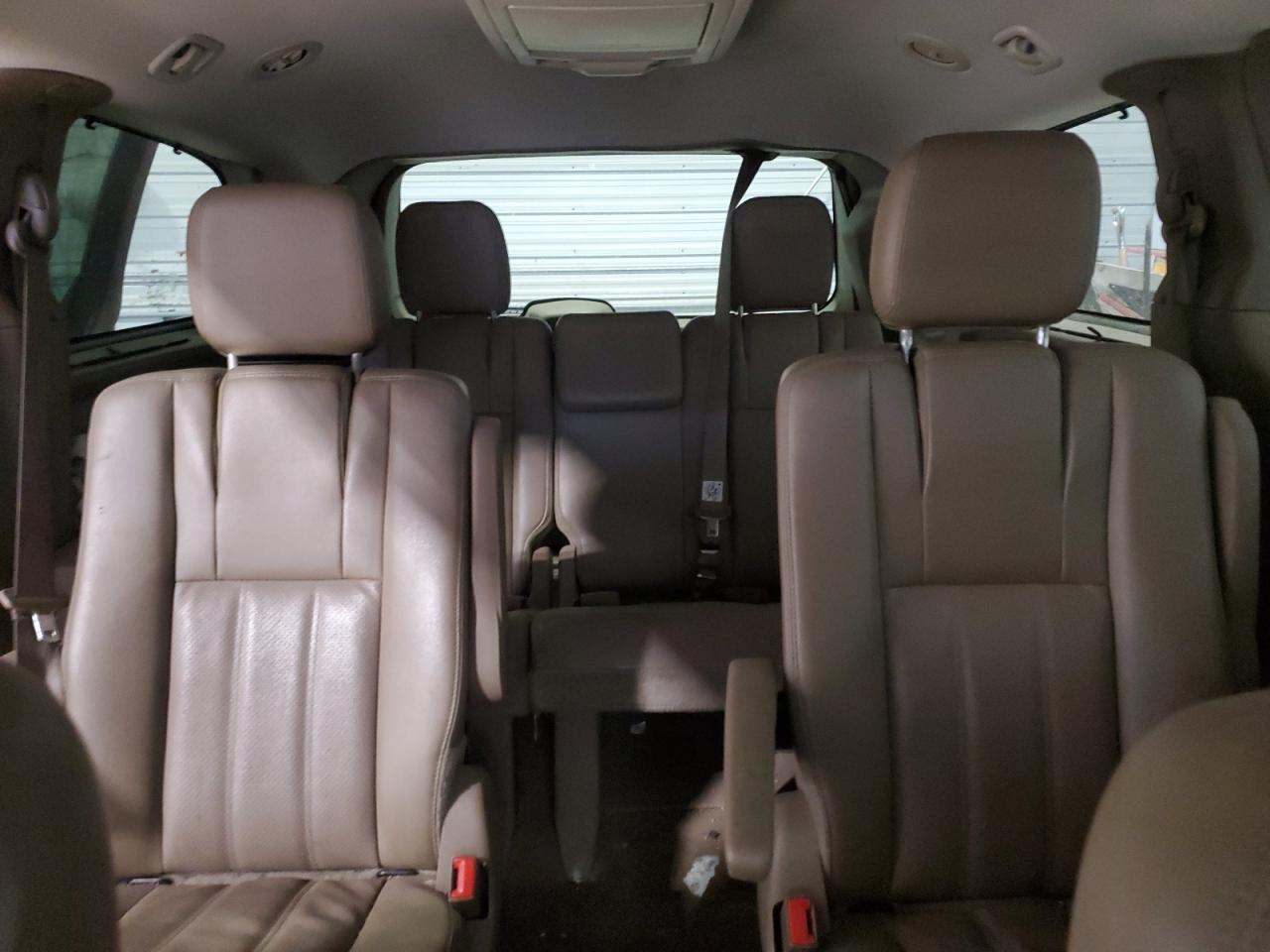 2014 Chrysler Town & Country - Image 10