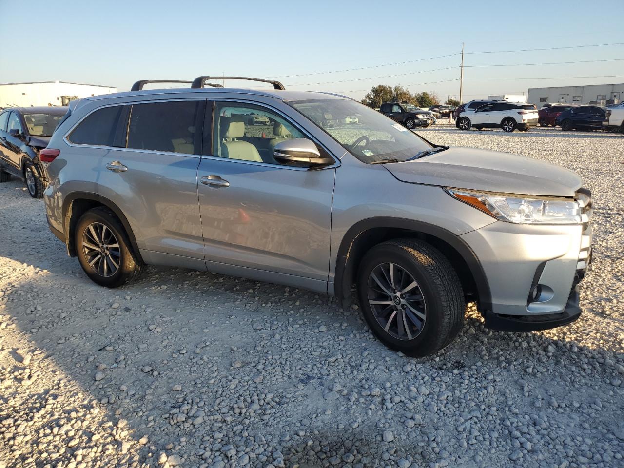 2017 Toyota Highlander - Image 4