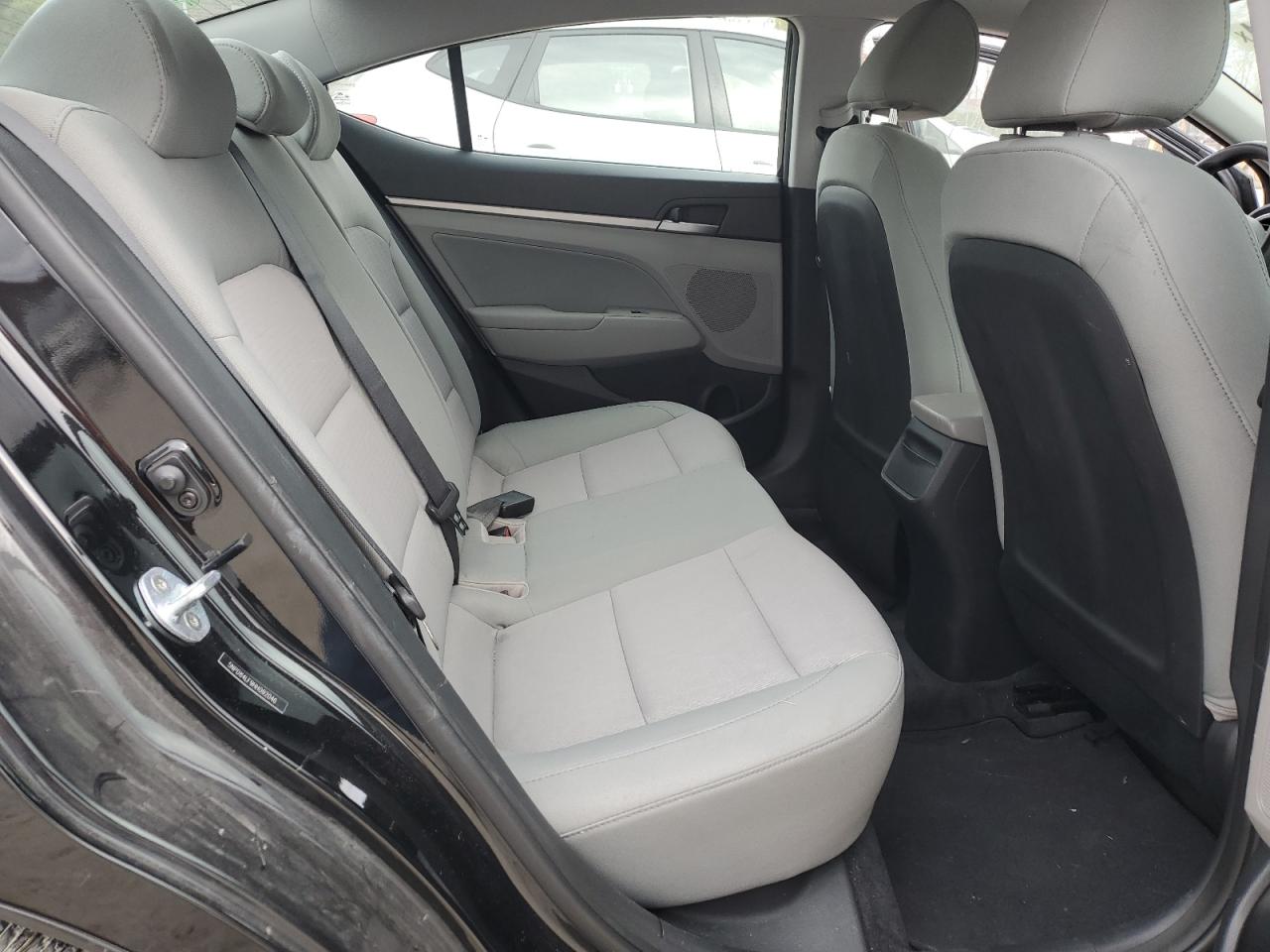 2017 Hyundai Elantra - Image 10