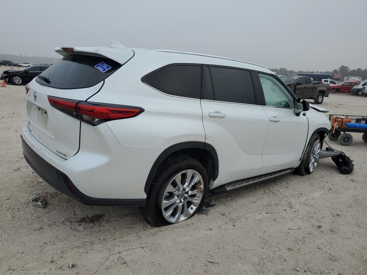 2022 Toyota Highlander - Image 3