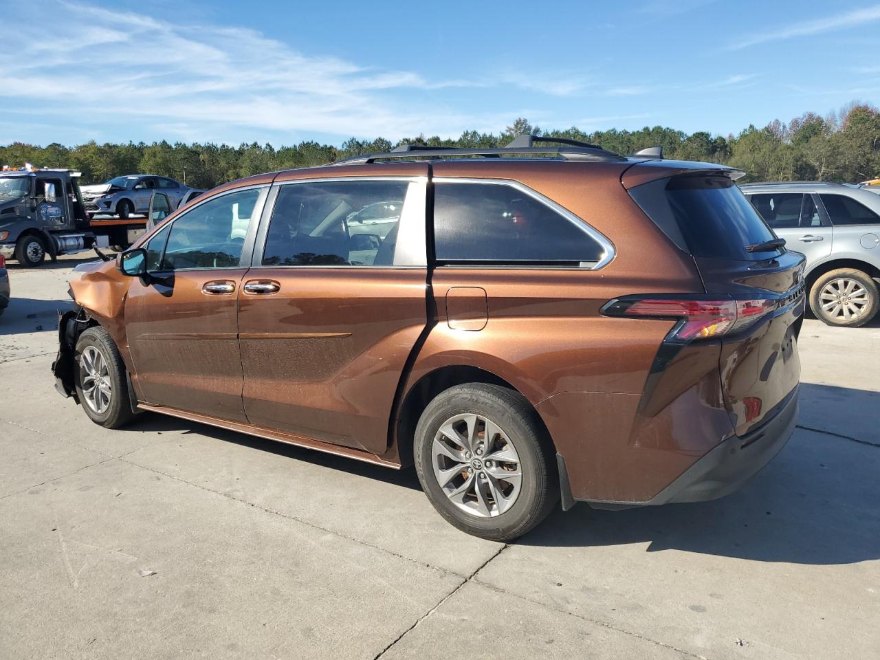 2022 Toyota Sienna - Image 2