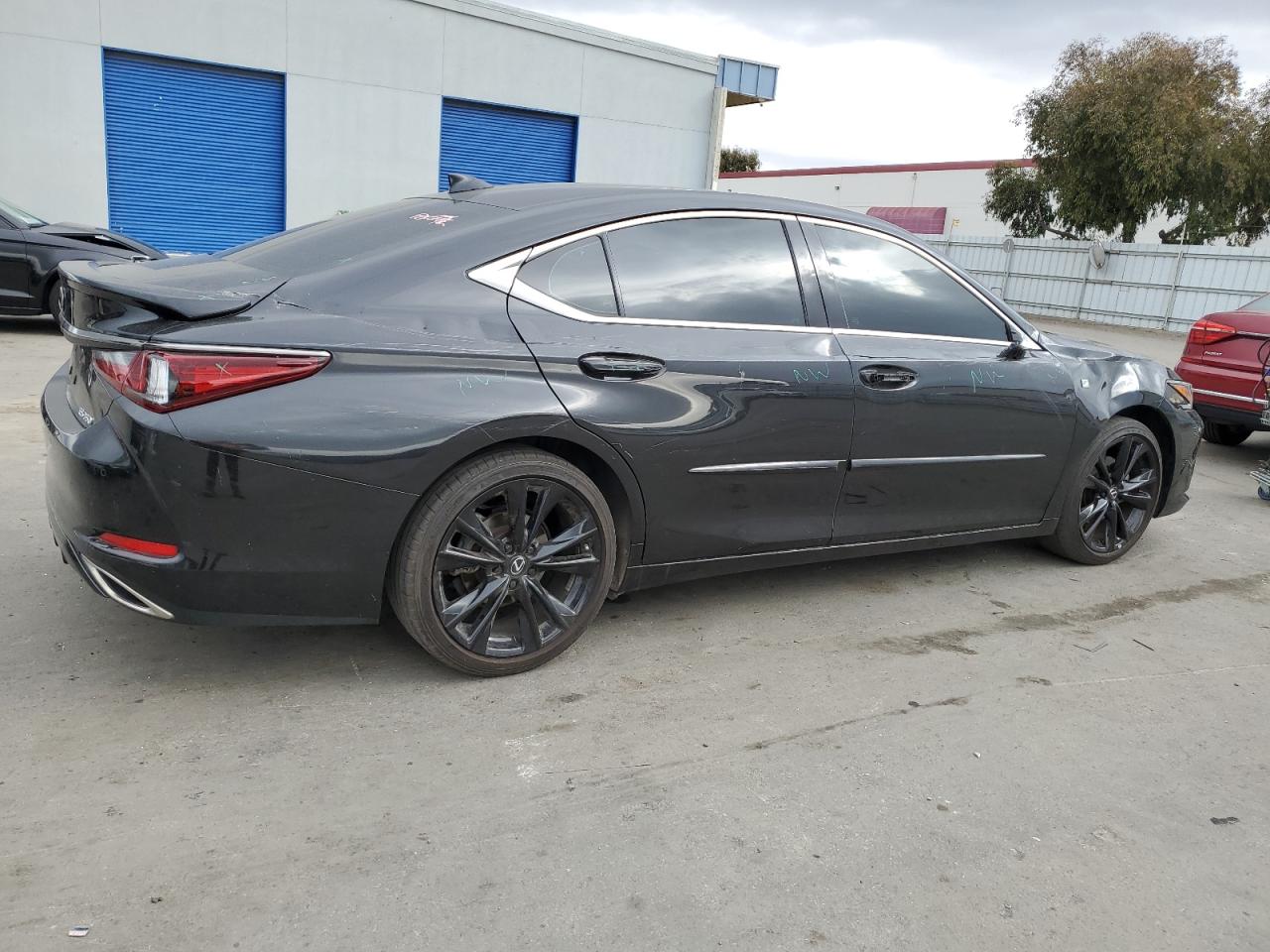 2023 Lexus ES - Image 3