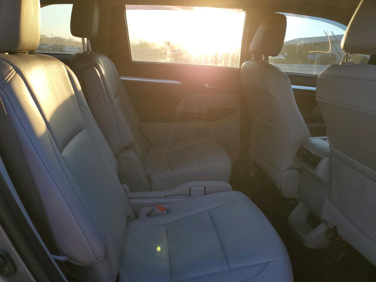 2019 Toyota Highlander - Image 11
