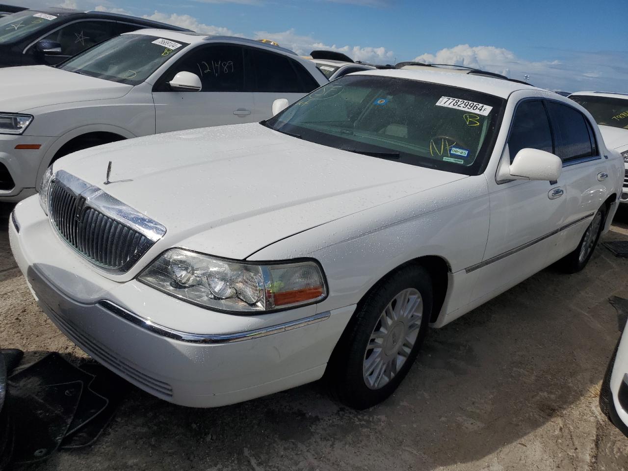 2011 Lincoln Town Car - Image 1