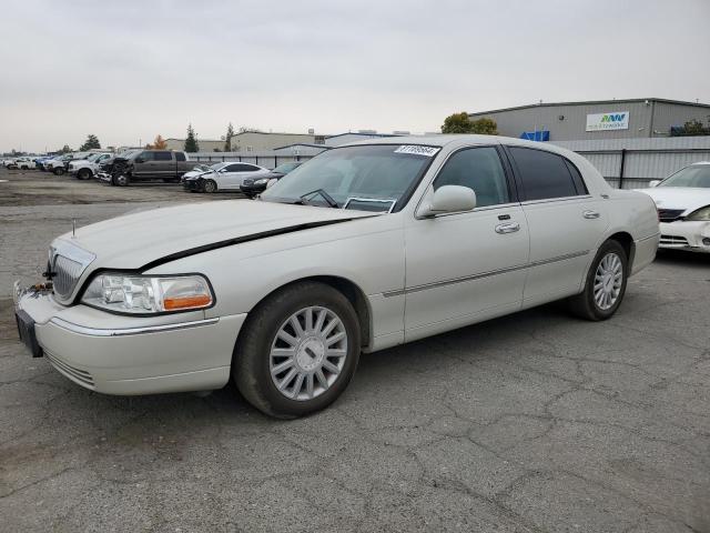 2005 Lincoln Town Car Signature Limited