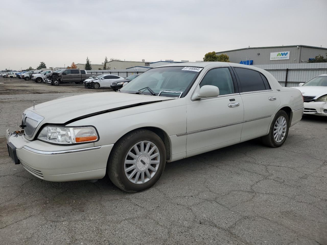 2005 Lincoln Town Car Signature Limited en Venta en Bakersfield, CA - Front End