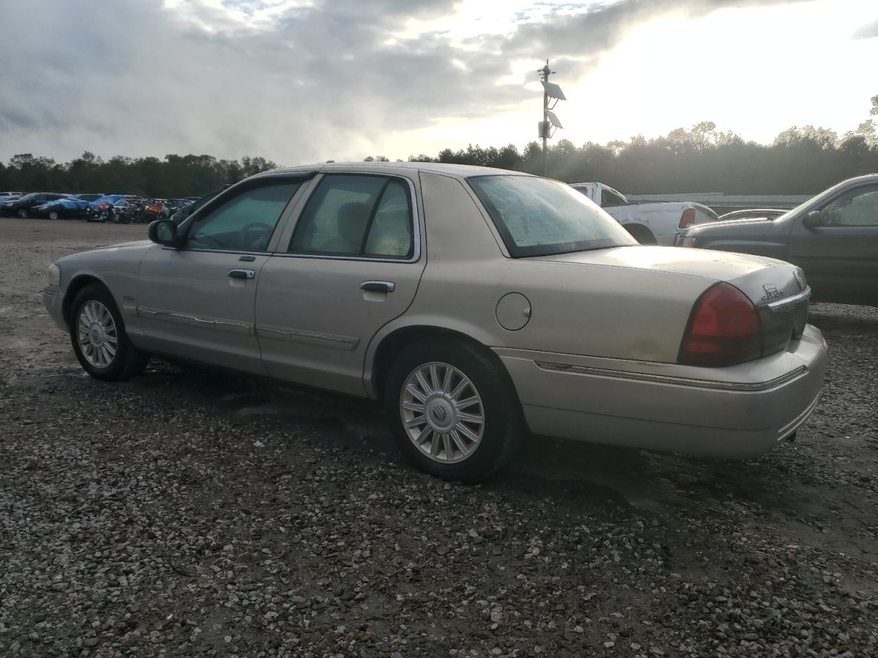 2010 Mercury Grand Marquis - Image 2
