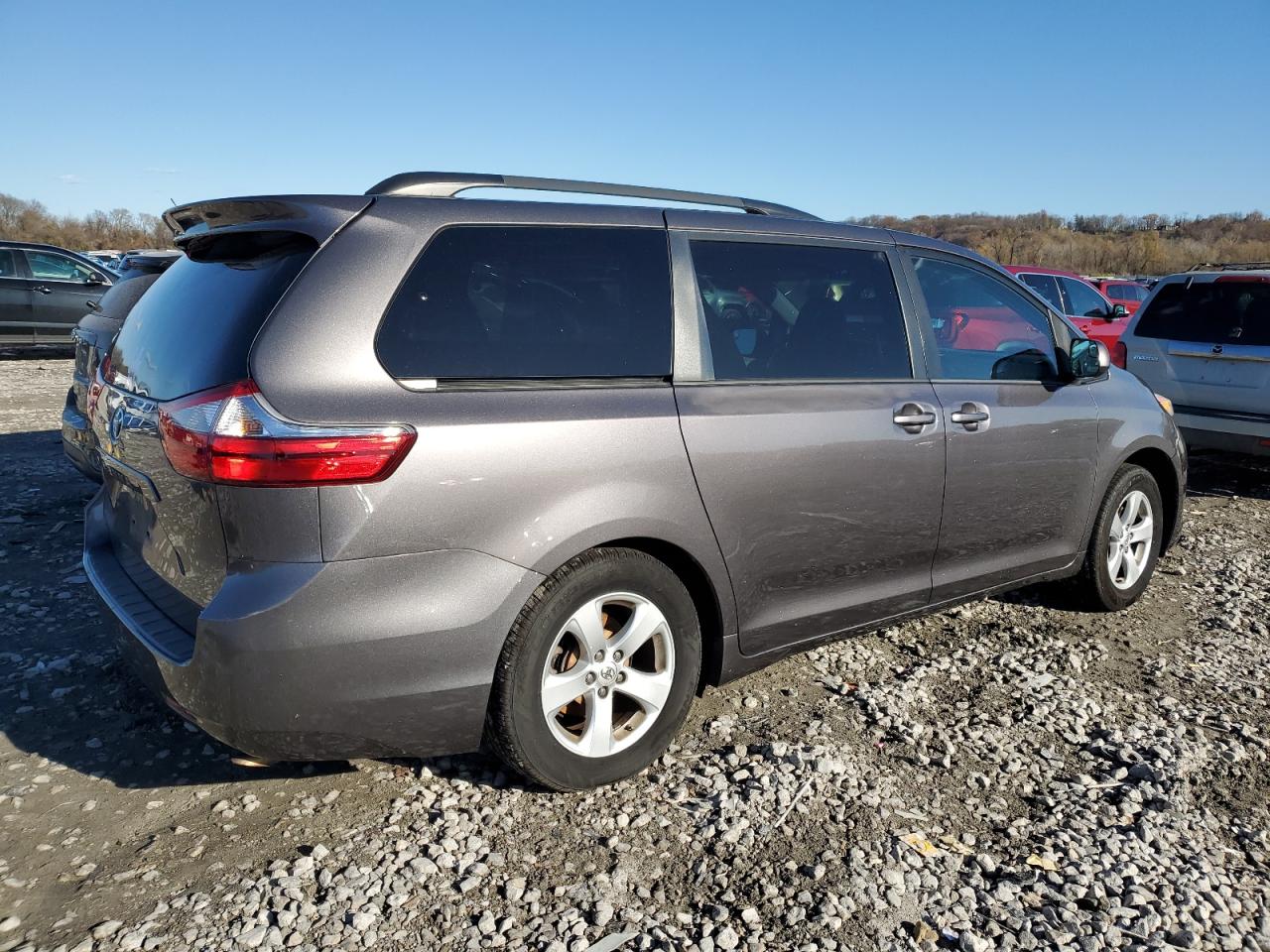 2015 Toyota Sienna - Image 3