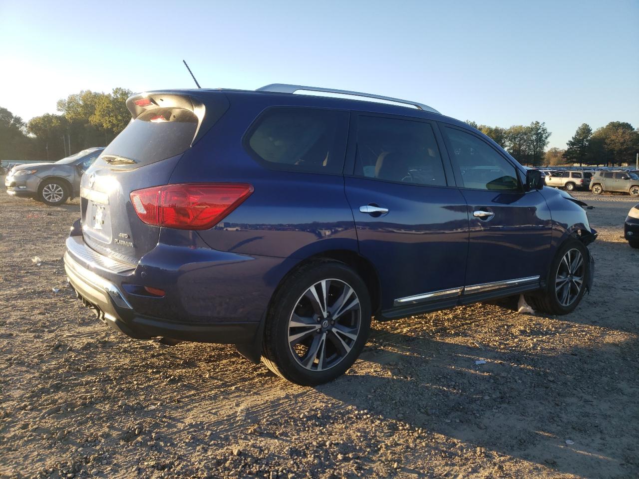 2017 Nissan Pathfinder - Image 3