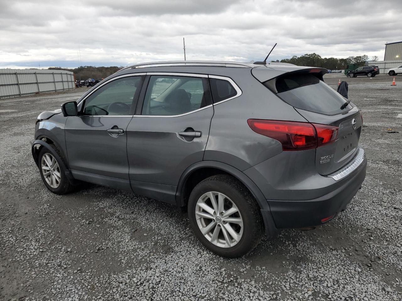 2017 Nissan Rogue - Image 2