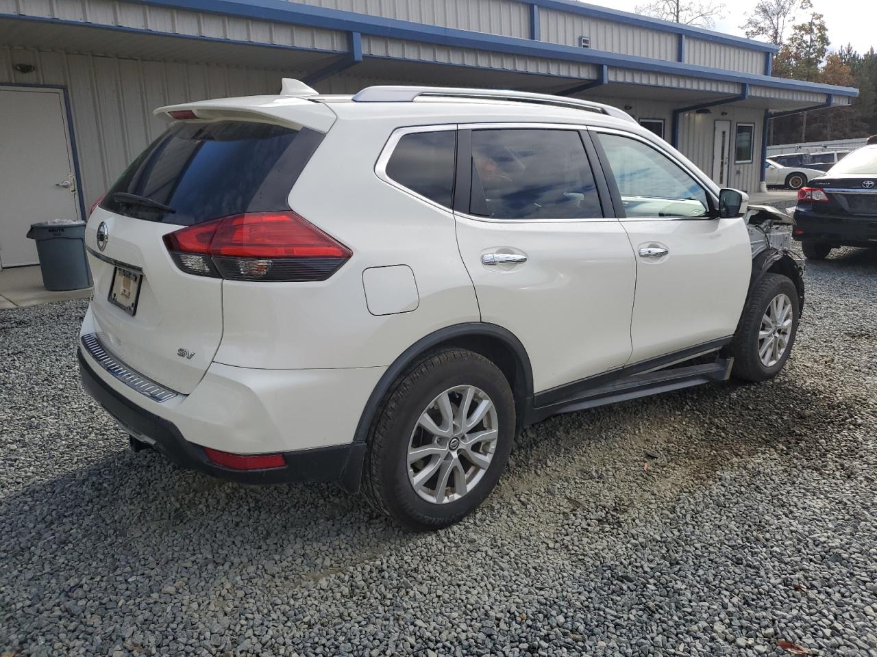 2017 Nissan Rogue - Image 3